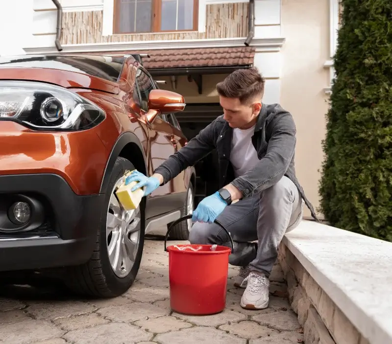 Lavage auto à domicile Narbonne : professionnel intervenant sur un véhicule